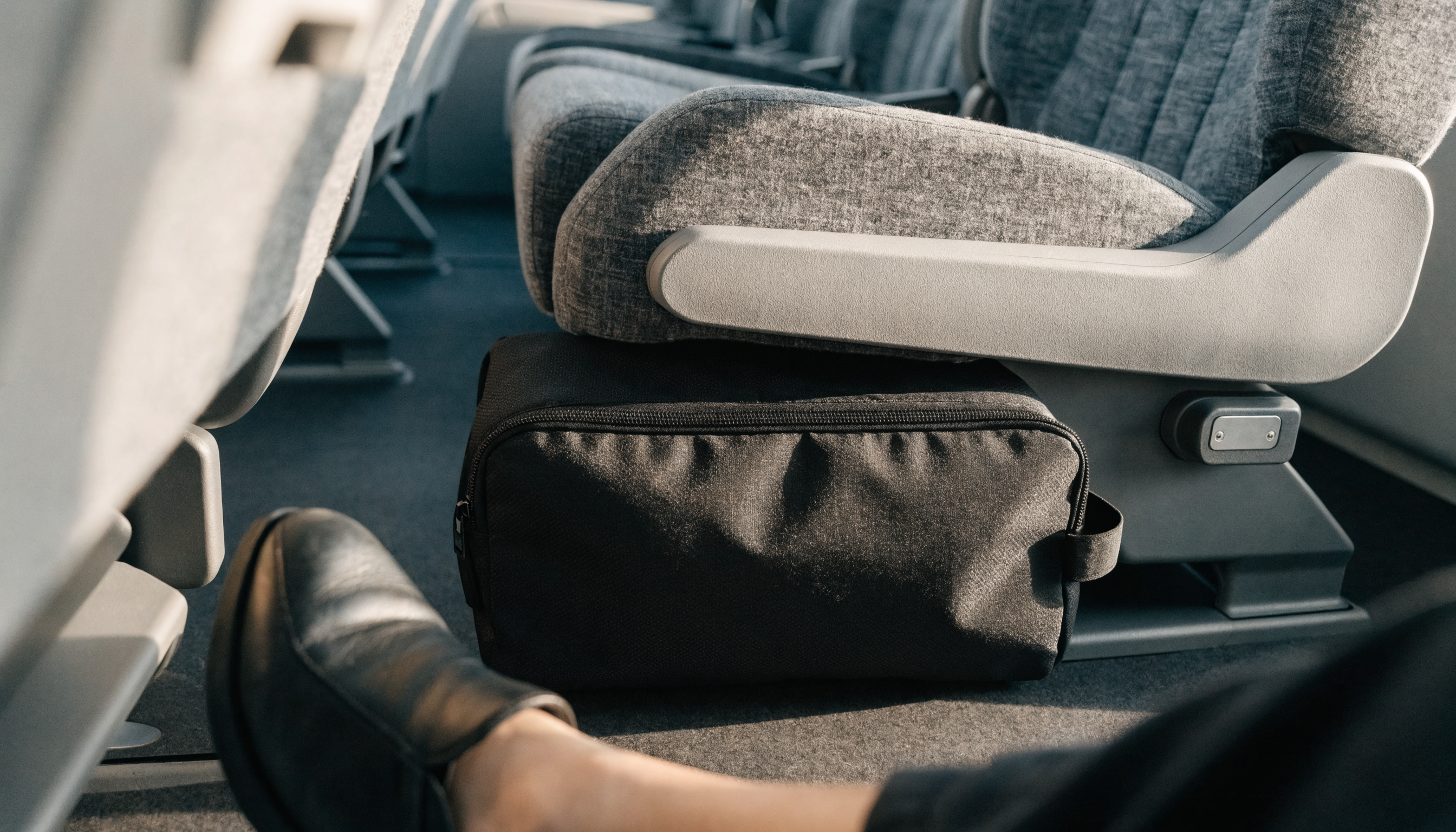 Piccola borsa da cabina nera da 40 x 30 x 20 cm sotto il sedile in aereo