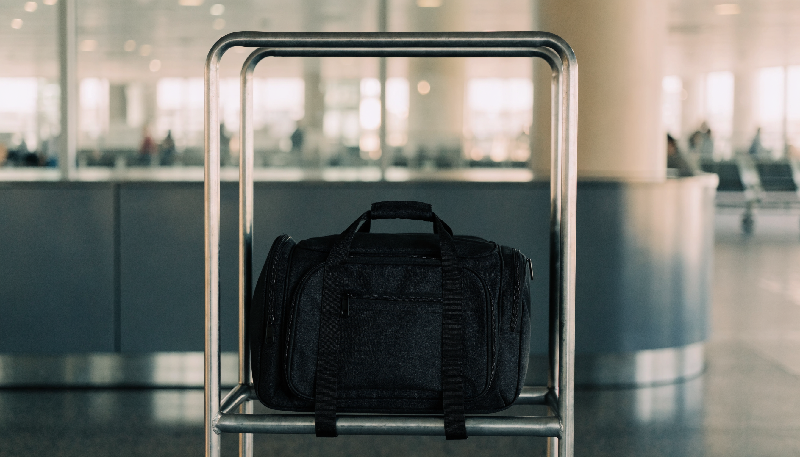 Borsa da cabina nera nel misuratore metallico al gate dell'aeroporto