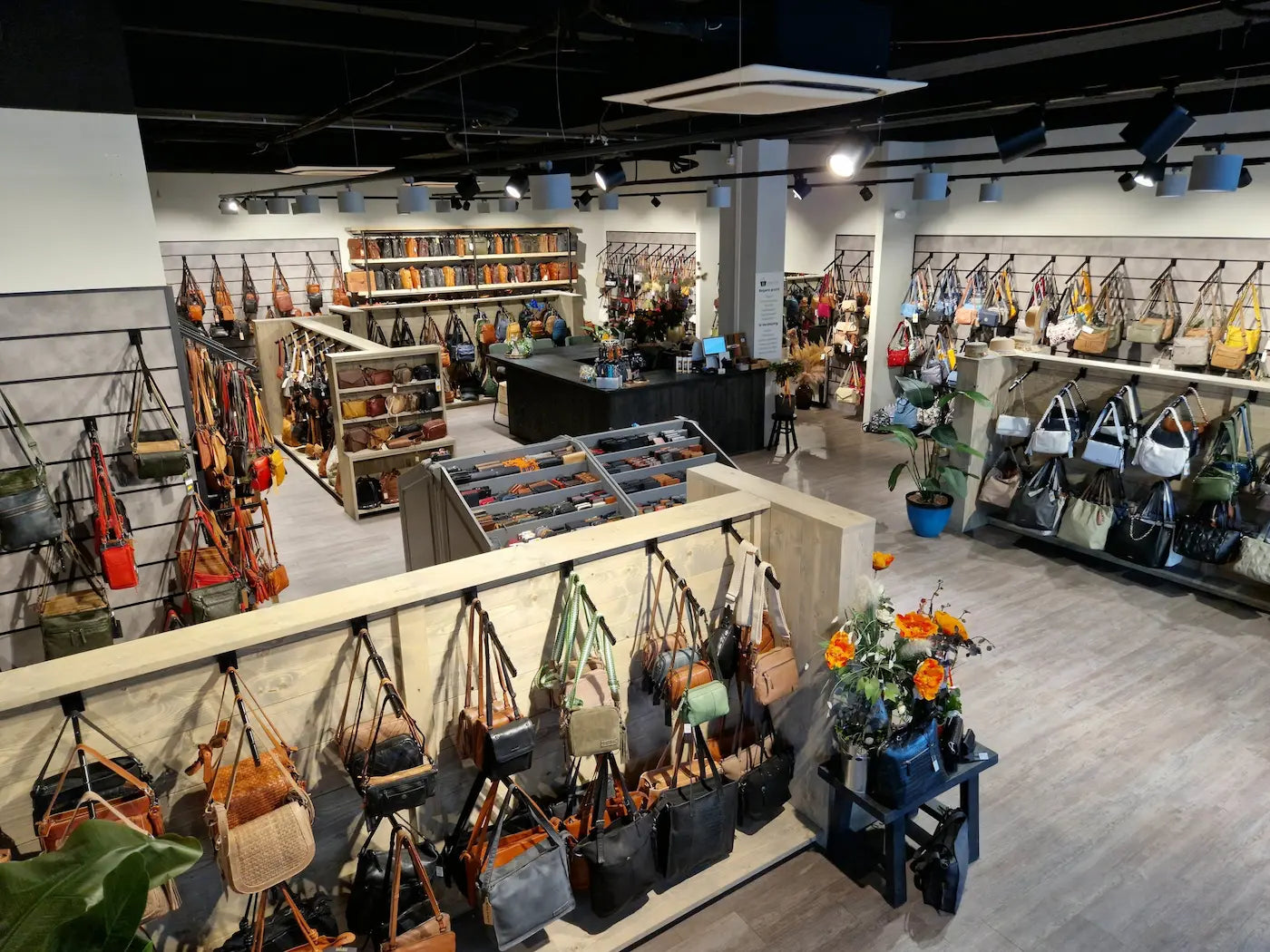 Tassen en koffers in de winkel van ByMetz in Winkelcentrum Woensel, Eindhoven